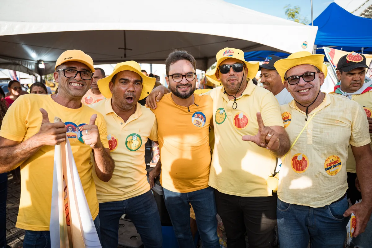 Tibério Limeira ao lado de um grupo de apoiadores de camiseta amarela