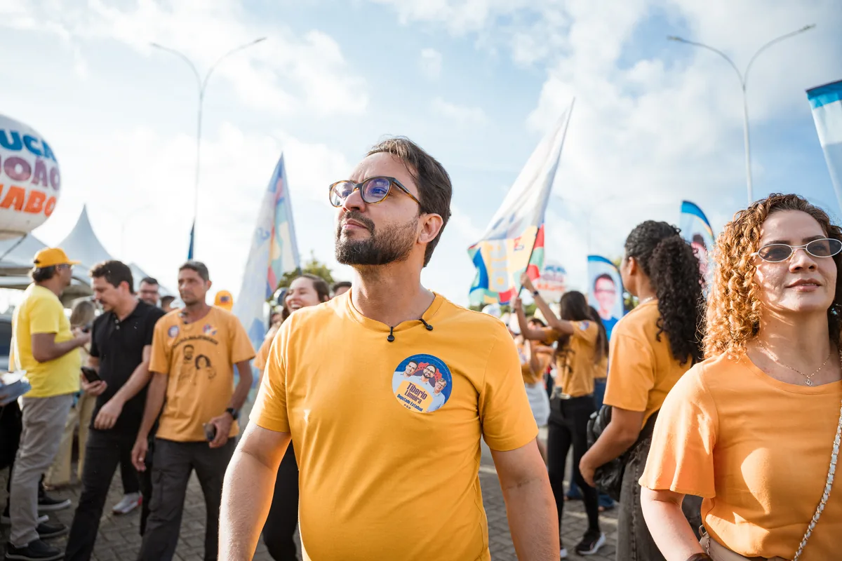 Tibério Limeira caminha entre apoiadores durante a convenção