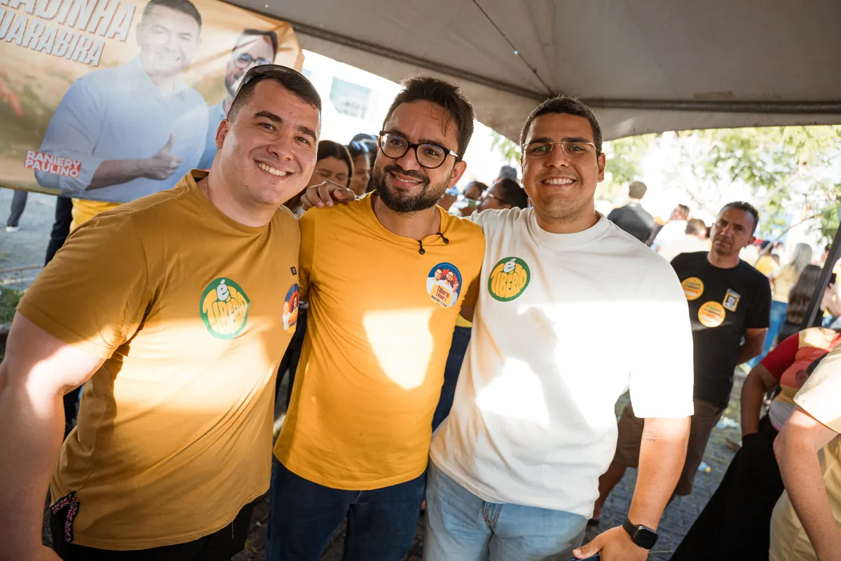 Tibério Limeira conversa com jovens apoiadores