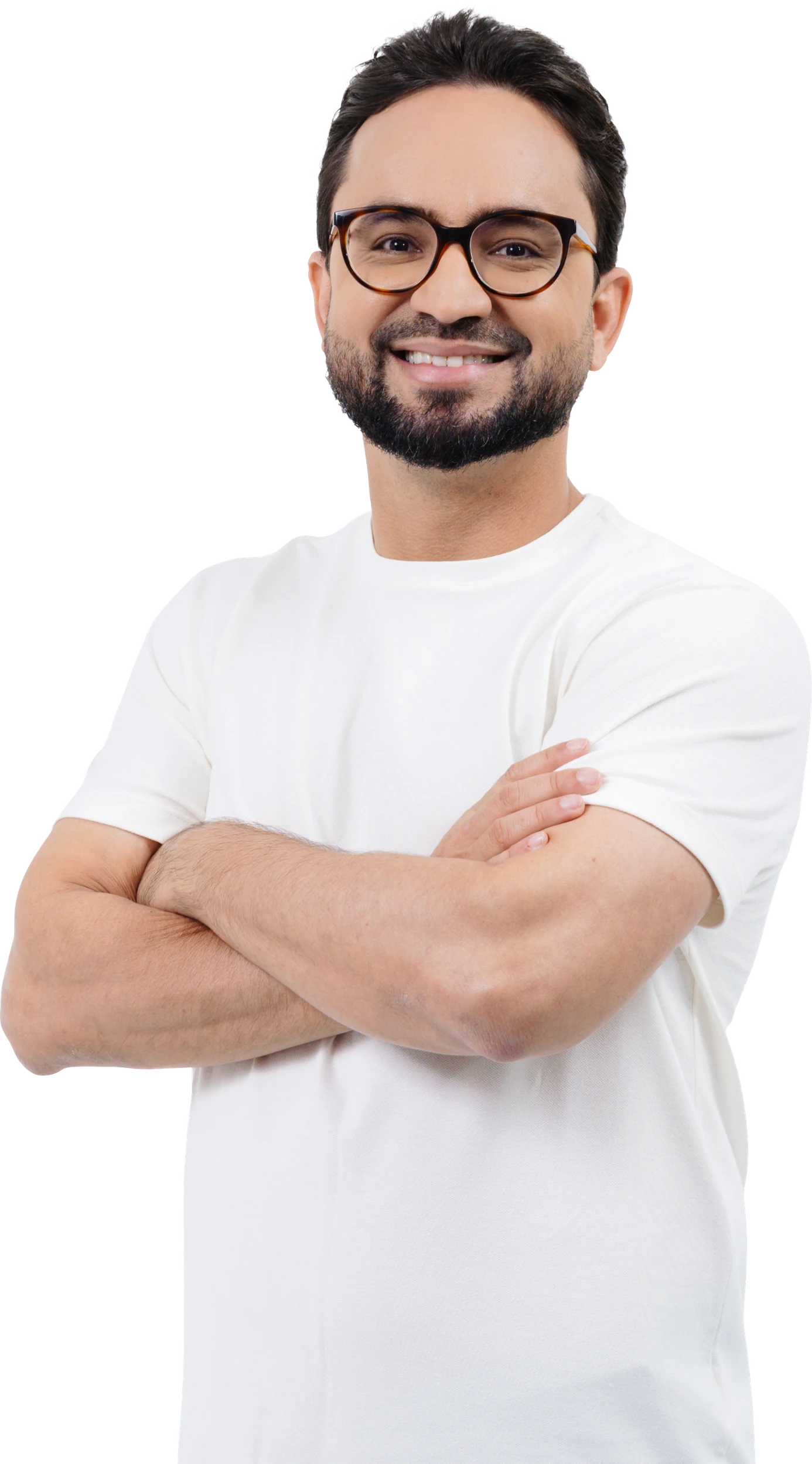 Tibério Limeira, de camiseta branca e braços cruzados, sorrindo